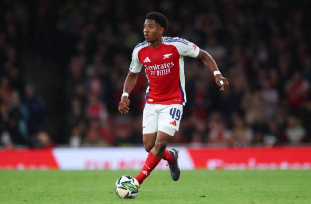Hai tuần qua chứng kiến sự thăng tiến vượt bậc nơi ngôi sao người Anh tại Arsenal. Đầu tiên, hậu vệ 19 tuổi có lần đầu tiên ra sân tại Premier League tại trận hòa 2-2 với Manchester City tại vòng 6. Ba ngày sau, Lewis-Skelly có lần đầu đá chính cho đội 1 Pháo Thủ tại trận đấu với Bolton Wanderers thuộc khuôn khổ vòng 3 Carabao Cup.